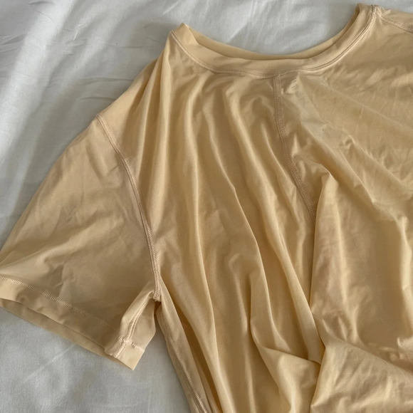 🆕💛 Lululemon Lightweight Mesh Reversible Yoga Tee Prosecco - Picture 2 of 10